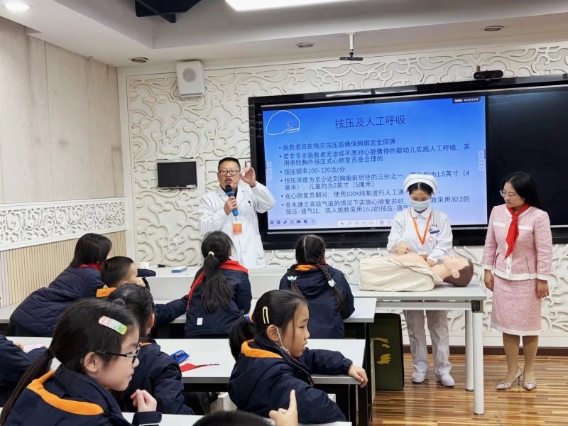 【改善护理服务】㉛急救知识进校园  安全守护在身边——武汉小学开展儿童心肺复苏公益培训